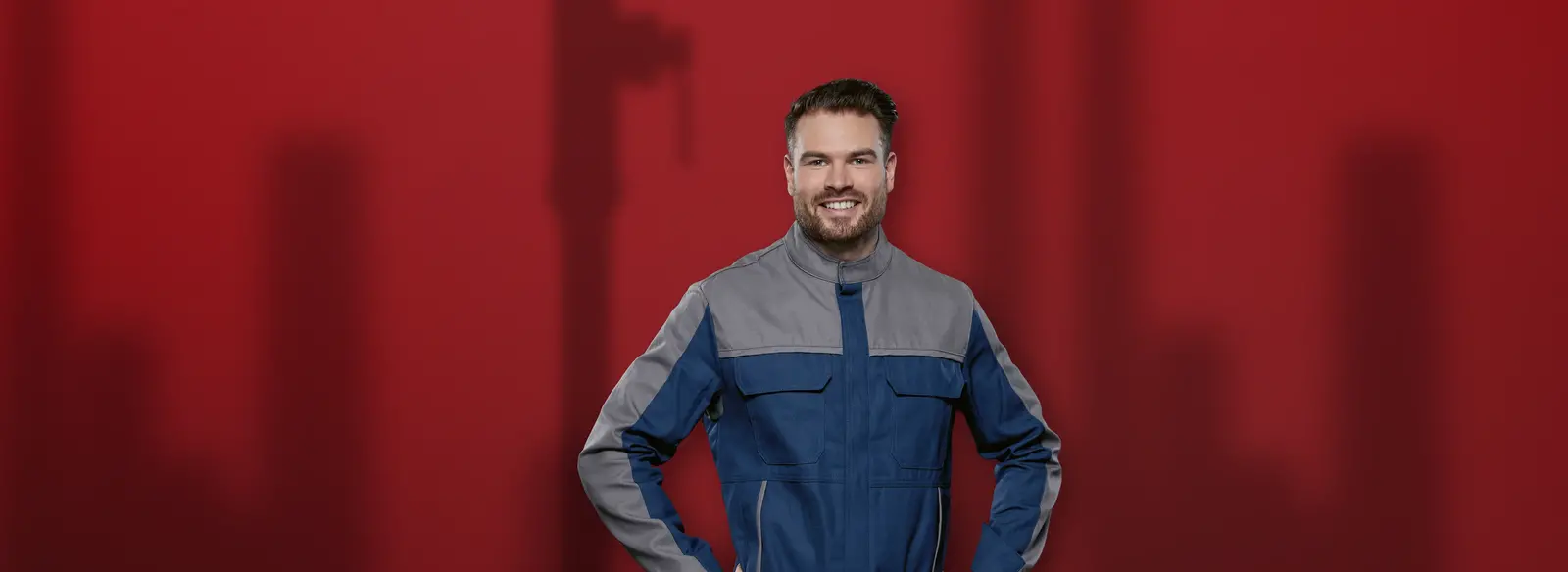 Das Bild zeigt einen zufriedenen Mitarbeiter in hochwertiger DBL Schutzkleidung, hier Schweißerschutzkleidung der DBL, geeignet für Arbeitsumgebungen mit erhöhten Sicherheitsanforderungen. Die Kombination aus ergonomischem Design und robustem Material gewährleistet sowohl Komfort als auch optimalen Schutz. 