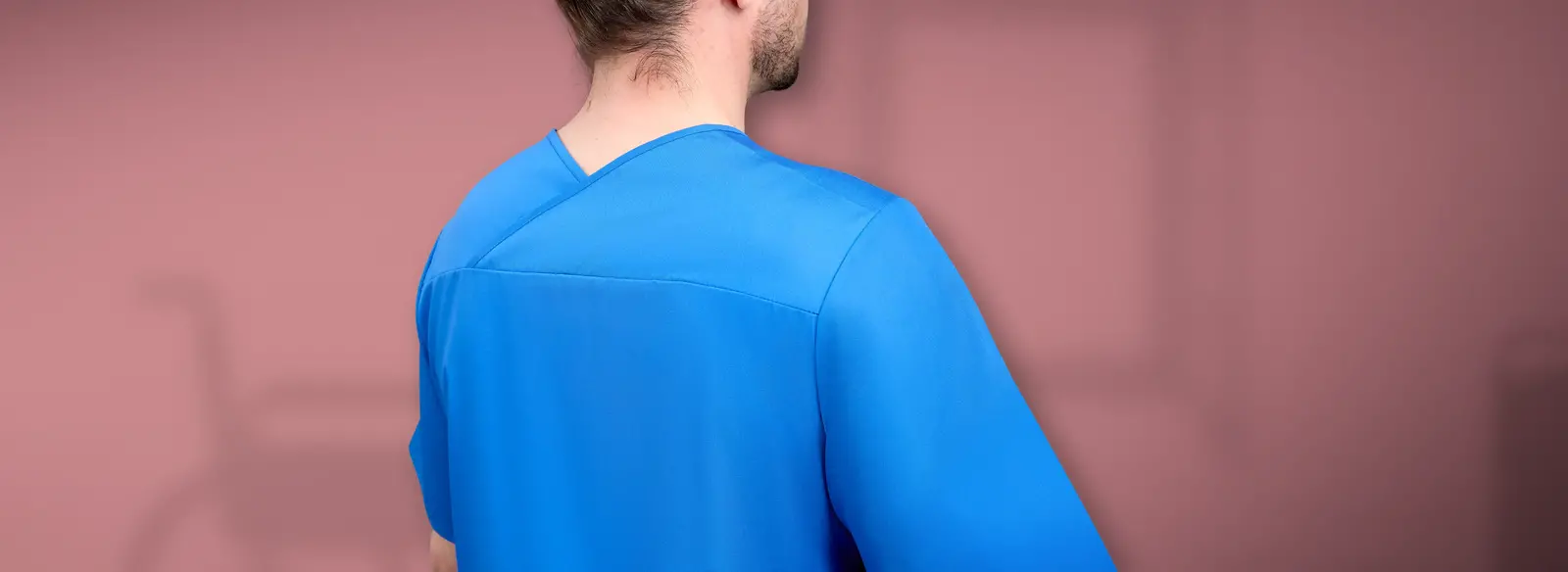 Der Kasack der neuen DBL Comfy Line entlastet durch die ergonomische Nackenlösung gezielt den sensiblen Halswirbelbereich. Das Bild zeigt die Rückansicht des Modells mit markierter Zone zur Druckentlastung – entwickelt mit Kentaur, wissenschaftlich geprüft von Hohenstein. 