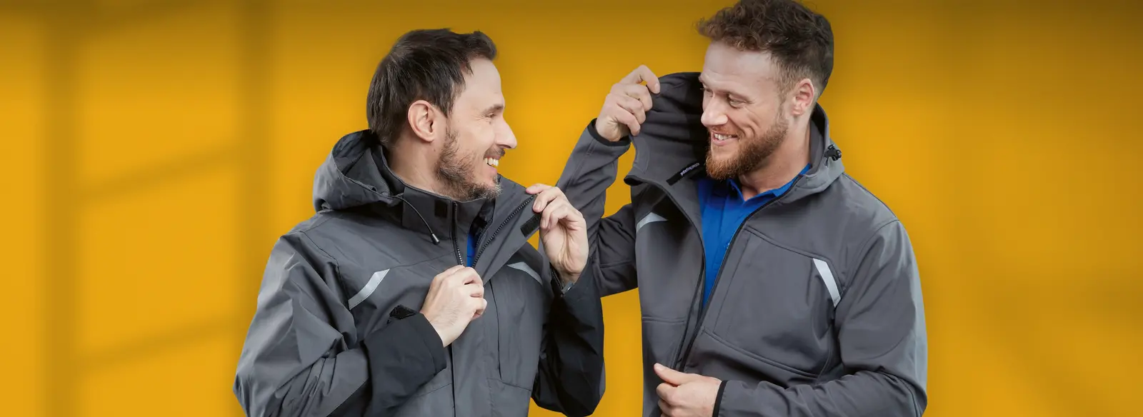 Ein Mitarbeiter in wetterfester Berufskleidung nach dem Zwiebelprinzip: nach EN 343 zertifizierte Wetterjacke kombiniert mit strapazierfähiger Arbeitshose. Diese Ausstattung schützt zuverlässig bei wechselnder Witterung und wird im DBL Mietservice gepflegt. 